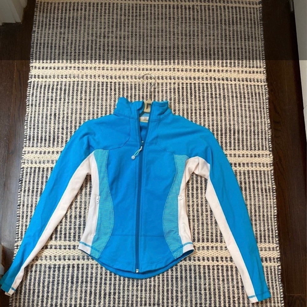 Lululemon size 2 cropped zip up rare color